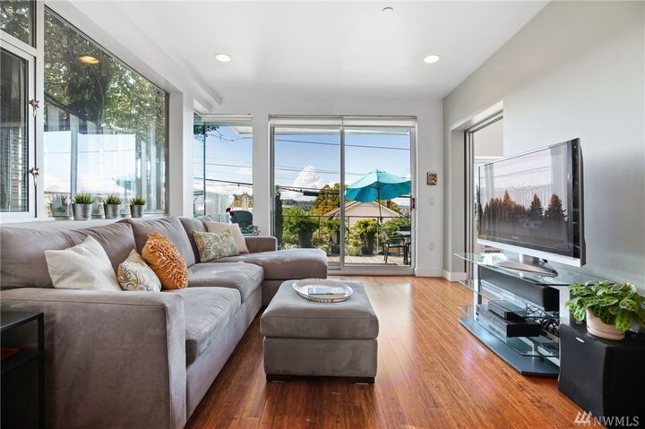 Property Photo: 2731 Boylston Avenue E 102 WA 98102