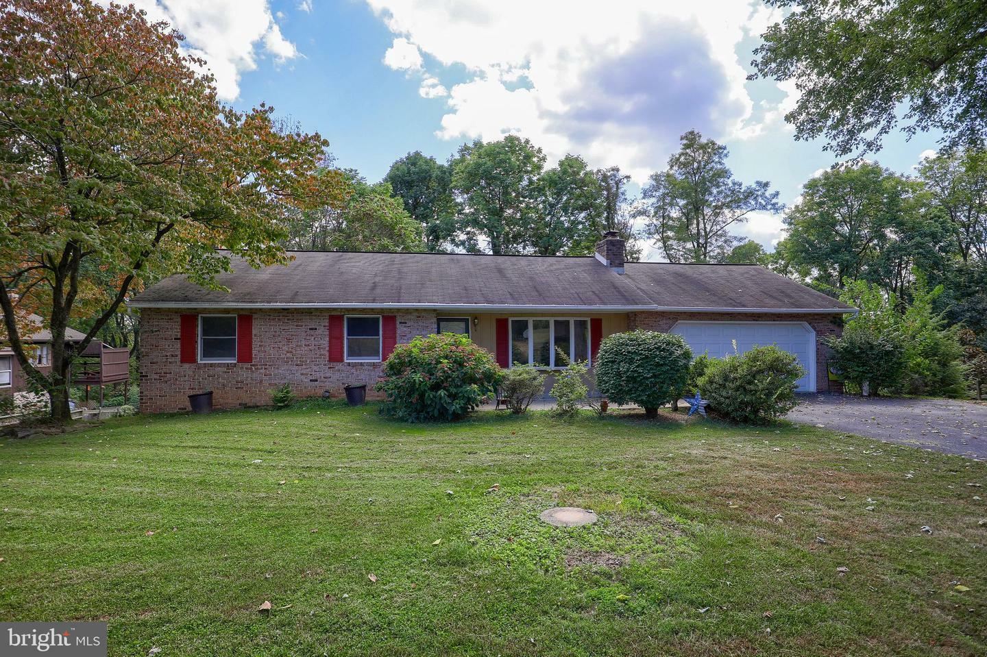 Property Photo:  112 Hawthorne Circle  PA 17584 