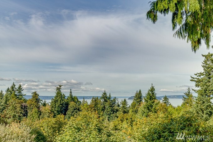 Property Photo: 304 Heather Rd WA 98203