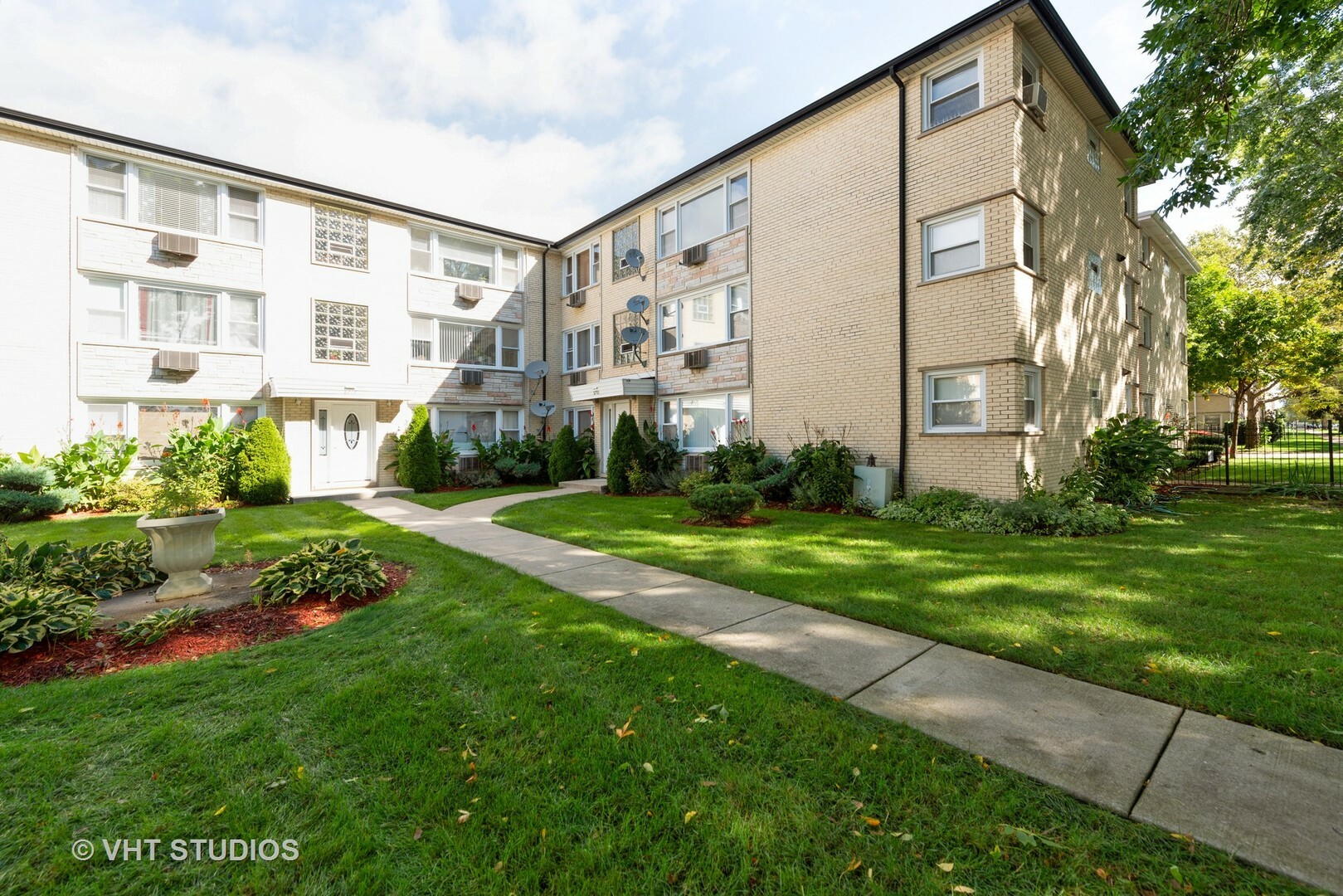 Property Photo:  8708 West Berwyn Avenue 2N  IL 60656 