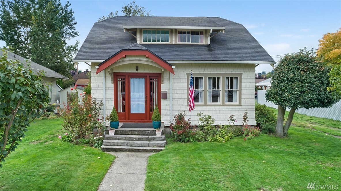 Property Photo:  724 Alder Ave  WA 98390 