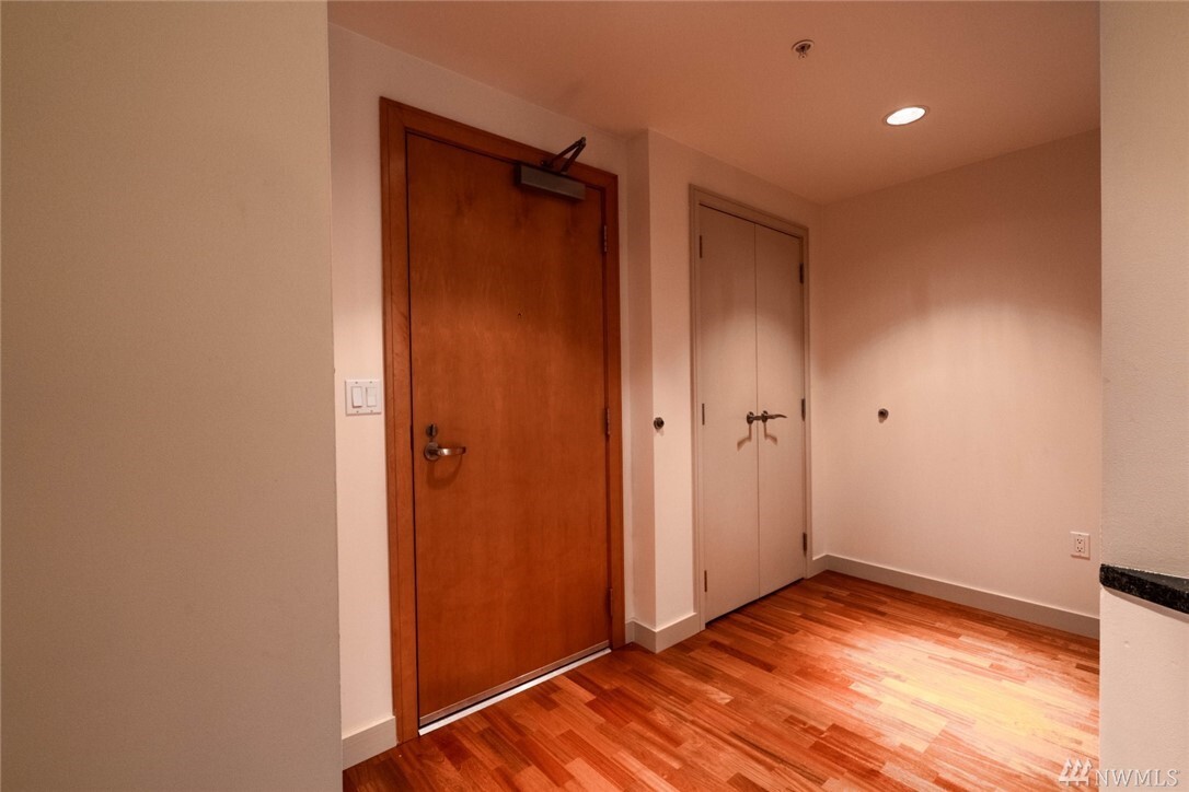Property Photo: 10610 NE 9th Place 1709 WA 98004