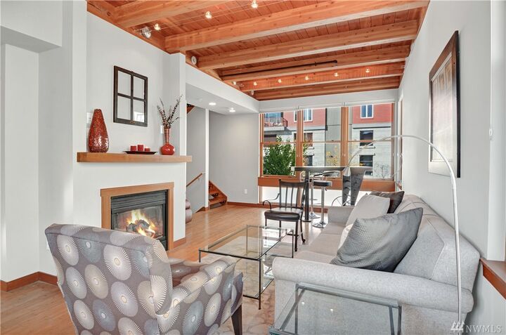 Property Photo:  420 6th Ave  WA 98402 