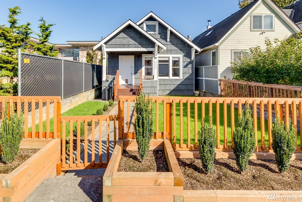 Property Photo: 3615 Colby Ave WA 98201