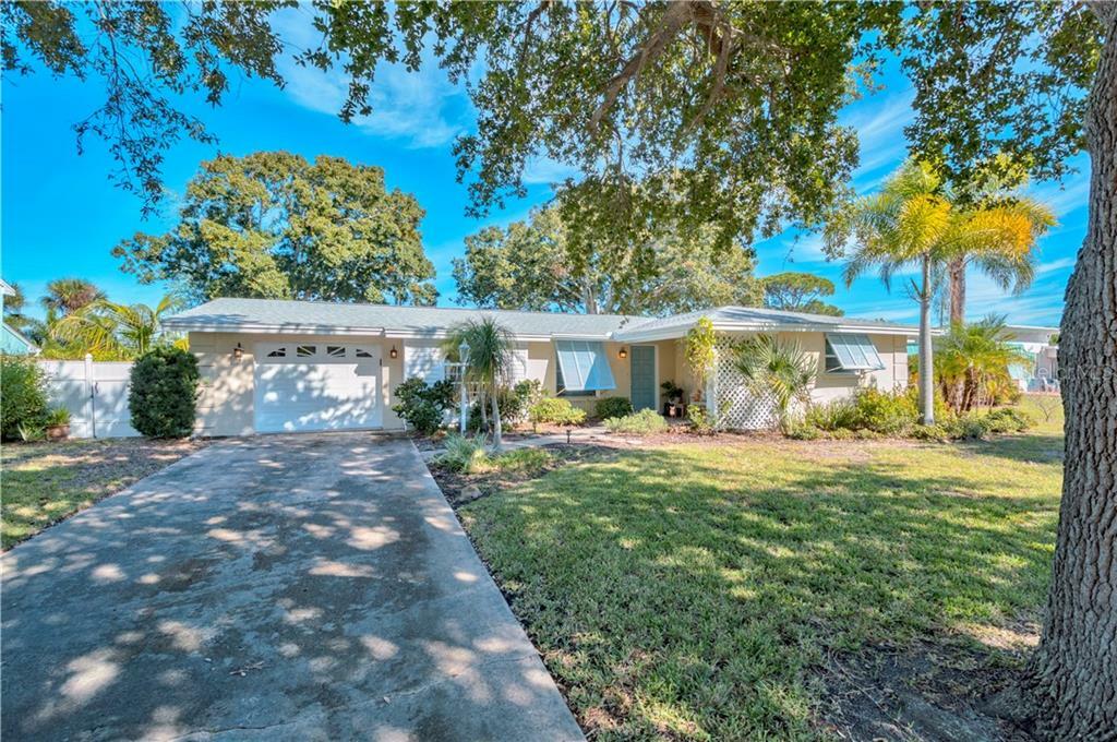 Property Photo: 412 Mahon Dr FL 34285