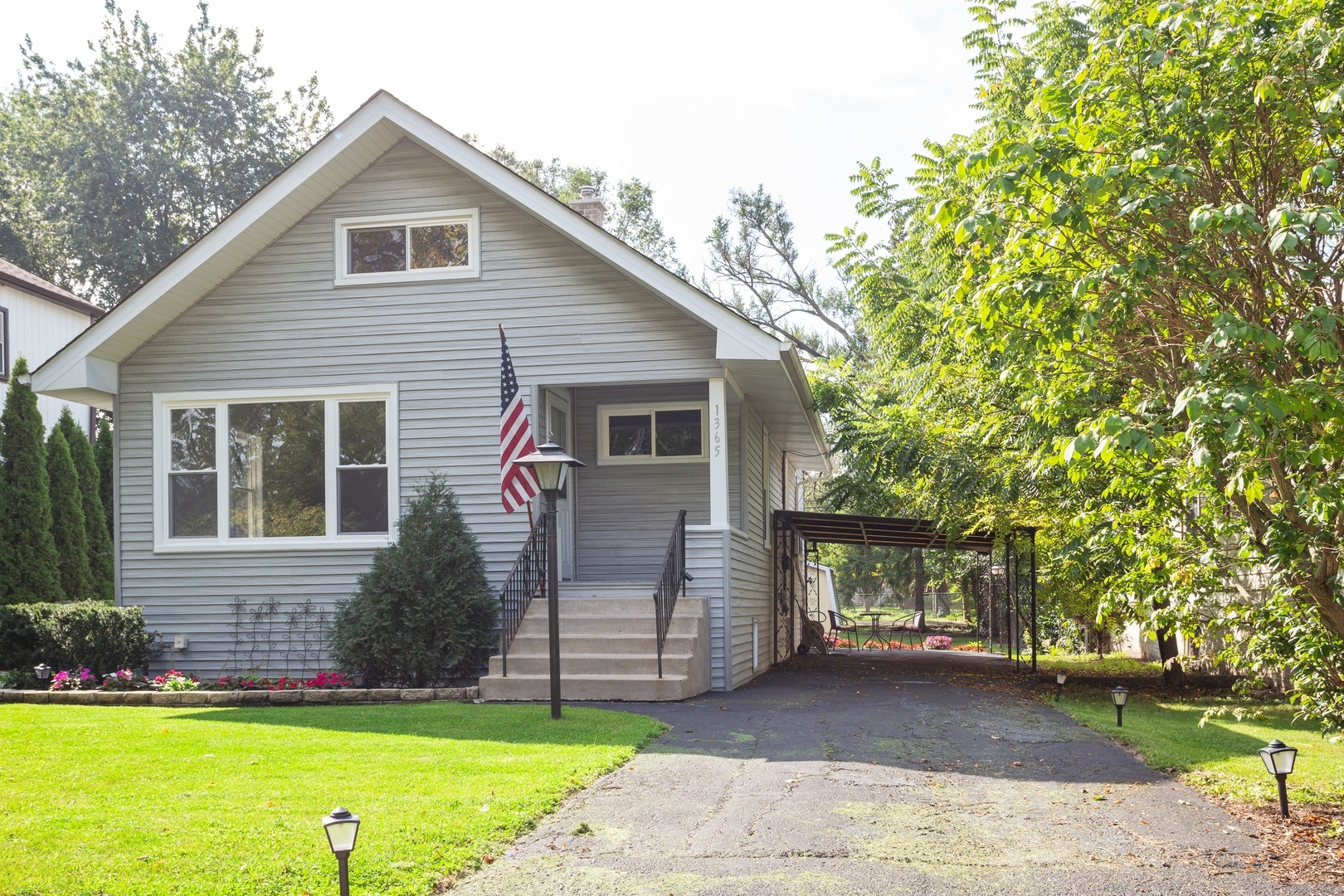 Property Photo:  1365 East Walnut Avenue  IL 60016 