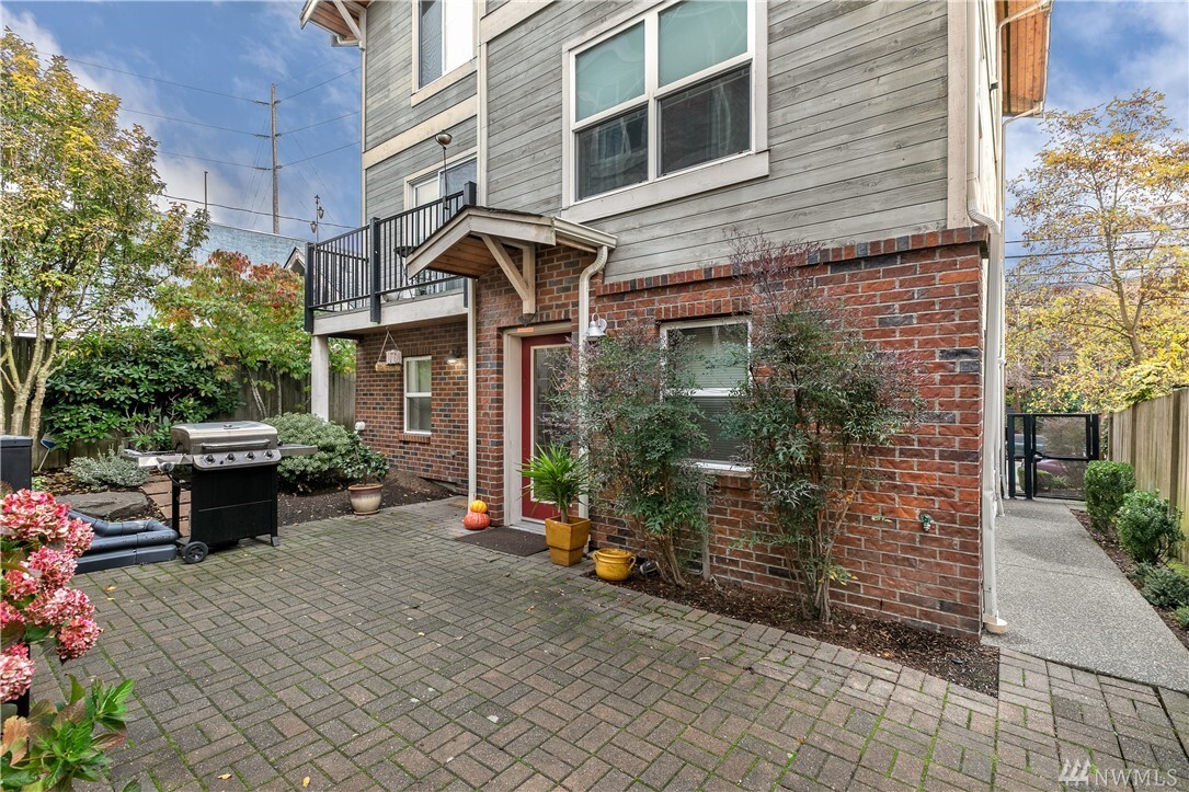Property Photo: 809 Taylor Avenue N 1 & A WA 98109