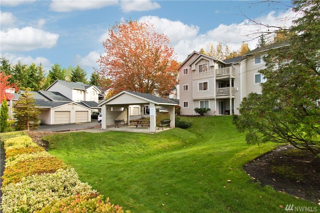 Property Photo:  4200  Smithers Avenue S B102  WA 98055 