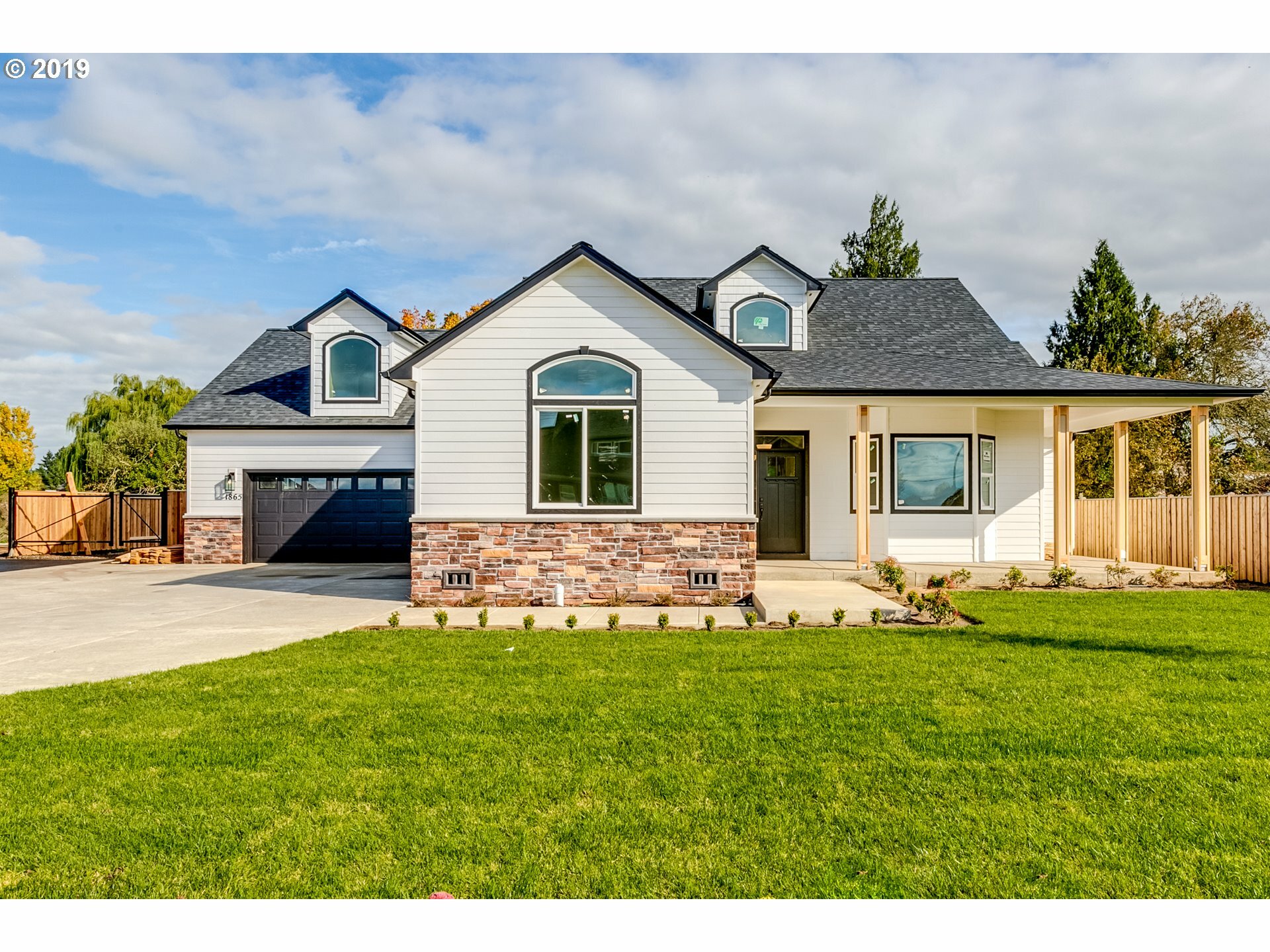 Property Photo: 1865 W 6th Ave OR 97448