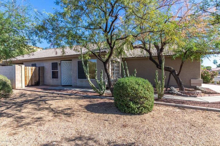 Property Photo:  2204 E Kelton Lane  AZ 85022 