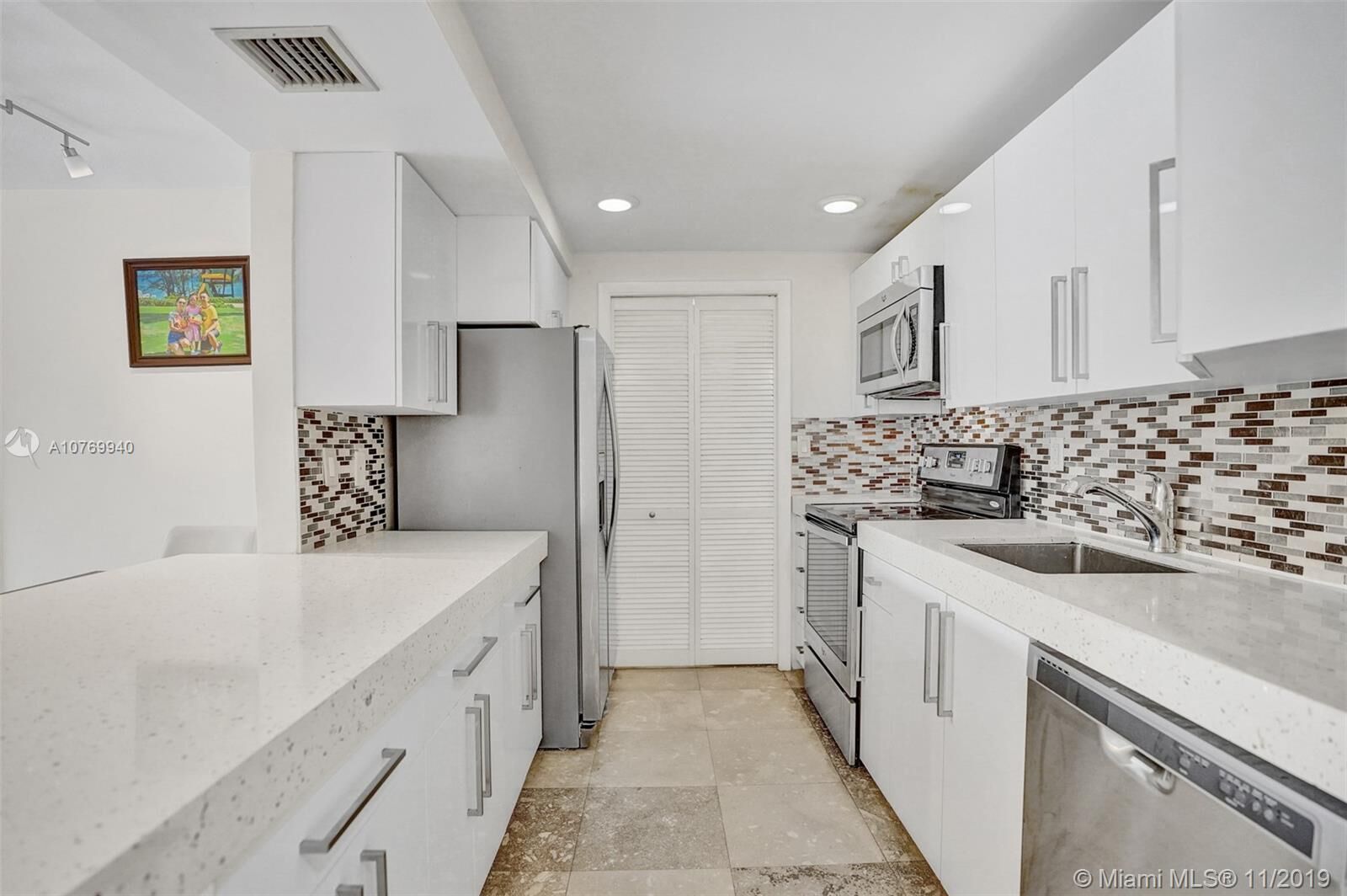 Property Photo: 240 Lakeview Dr 305 FL 33326