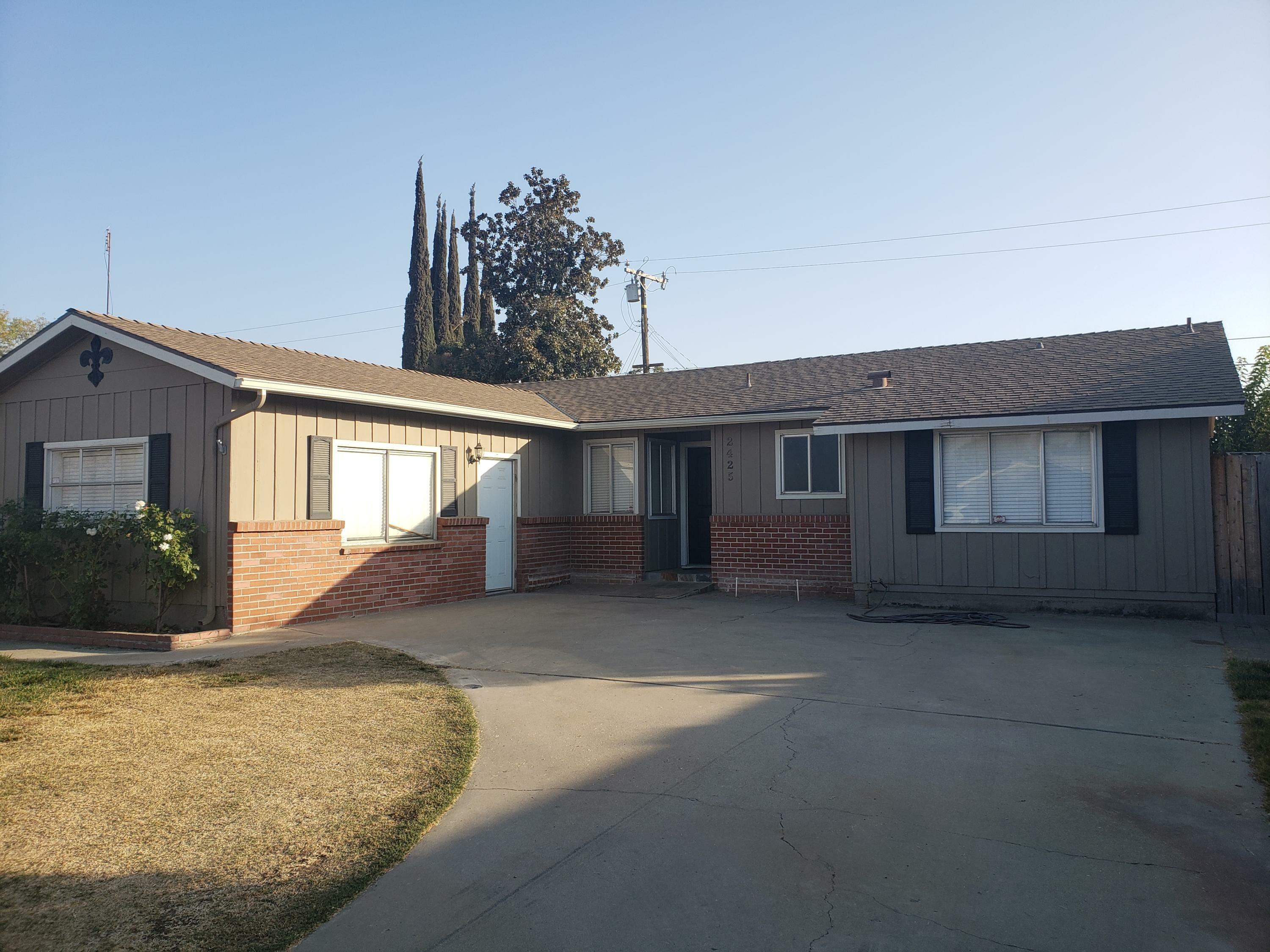 Property Photo:  2425 W Princeton Avenue  CA 93277 