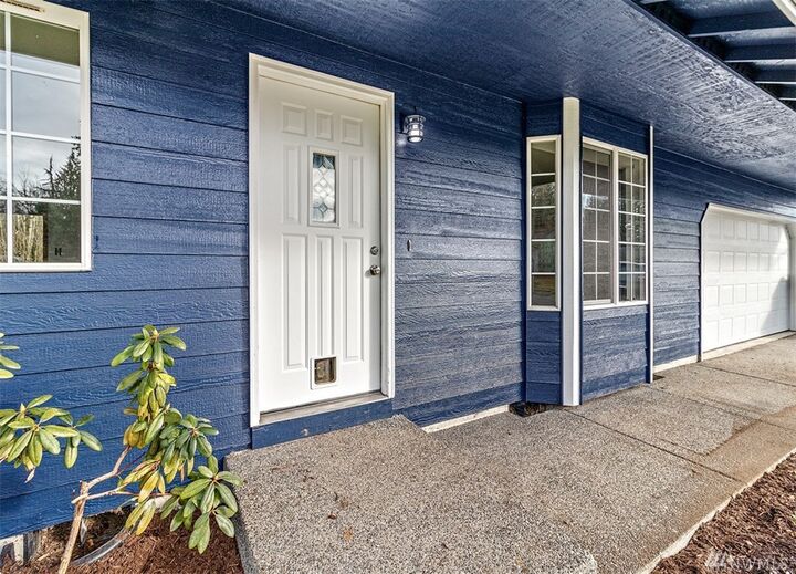 Property Photo:  301 W Pilchuck Street  WA 98252 
