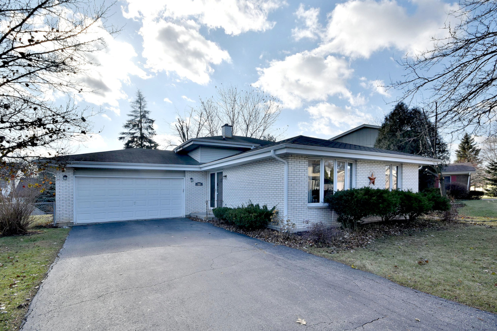 Property Photo: 713 Heather Lane IL 60103