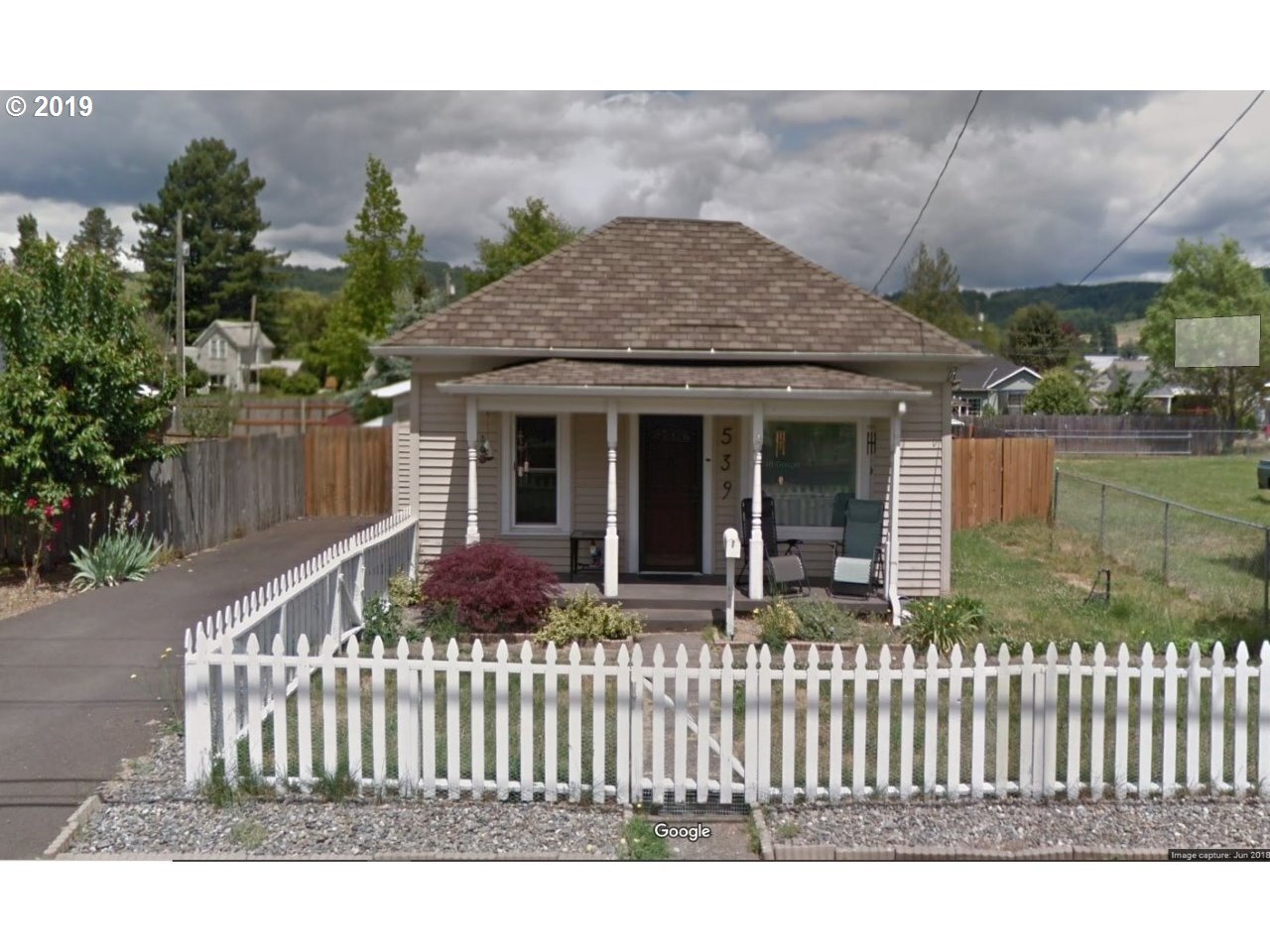 Property Photo: 539 W Main St OR 97378