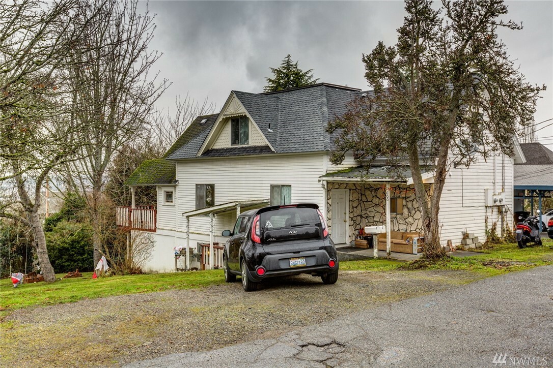 Property Photo:  600 N State St  WA 98225 