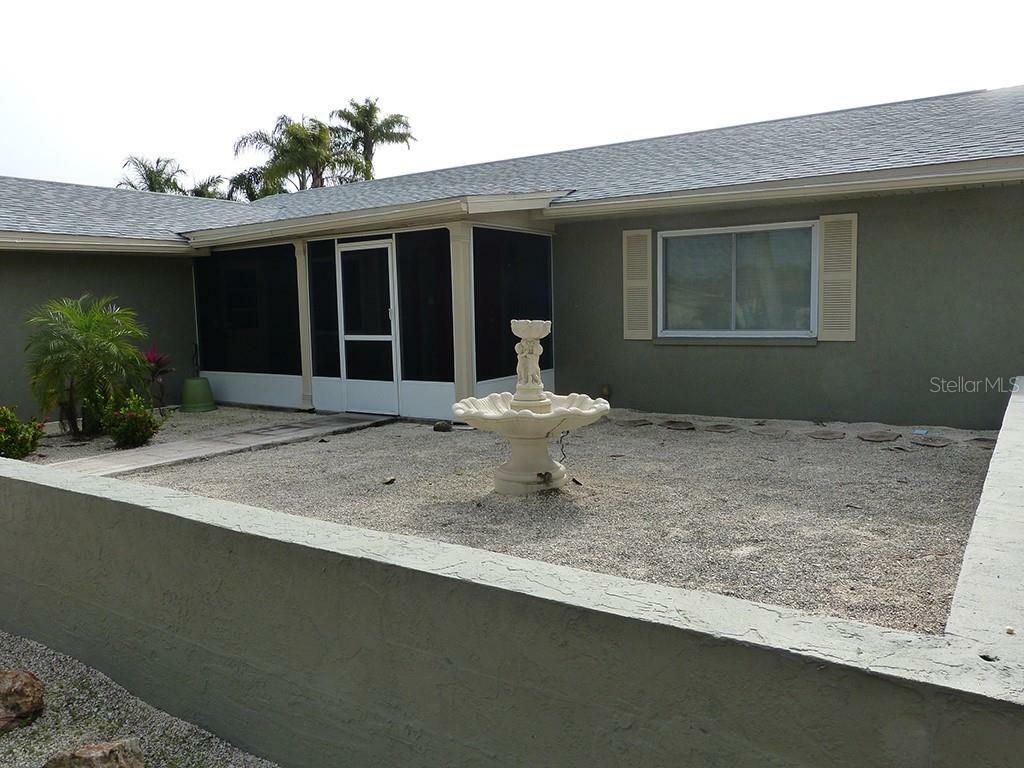 Property Photo: 922 Spindle Palm Way FL 33572