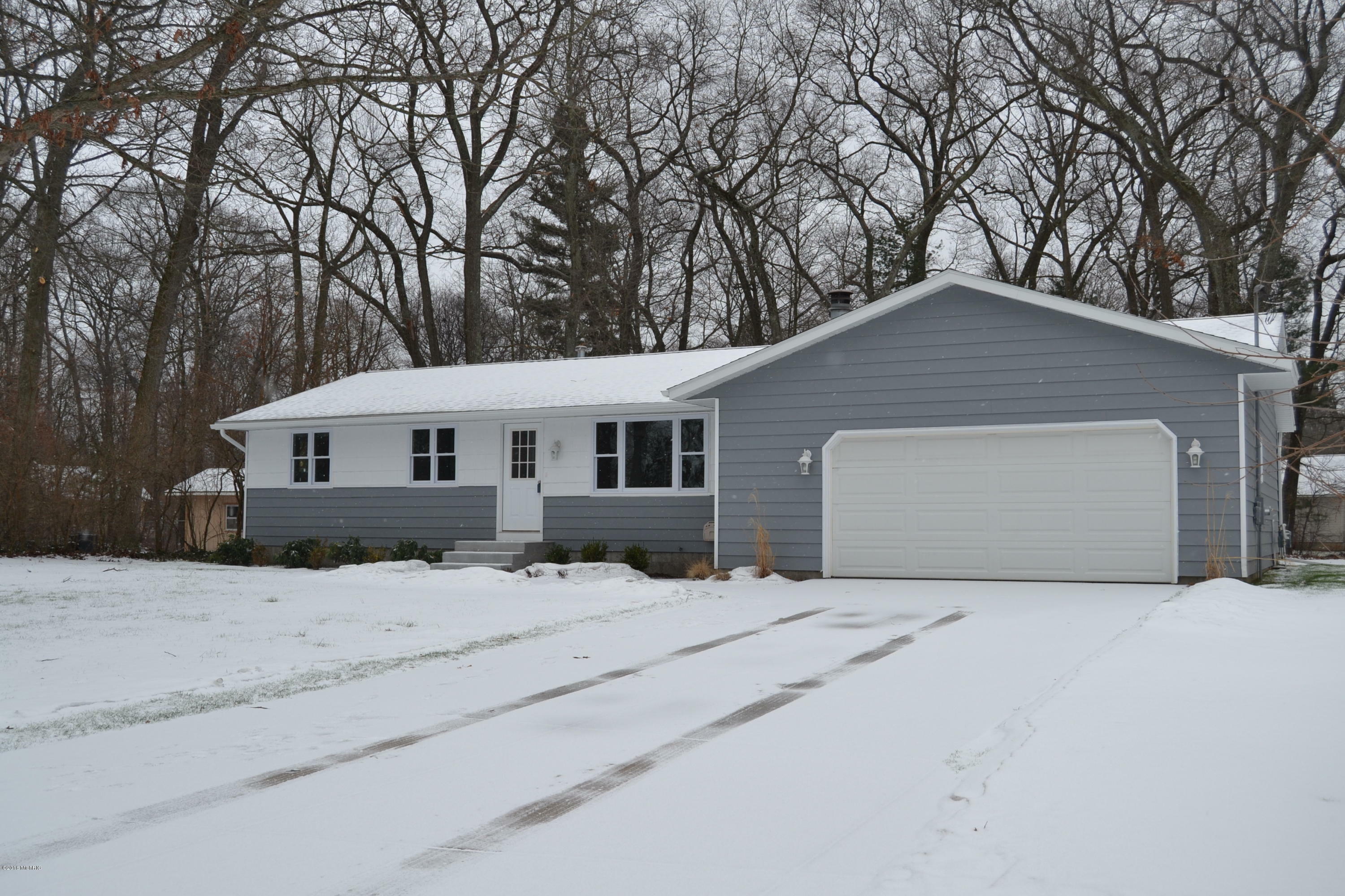 Property Photo:  15858 Lake Avenue  MI 49417 