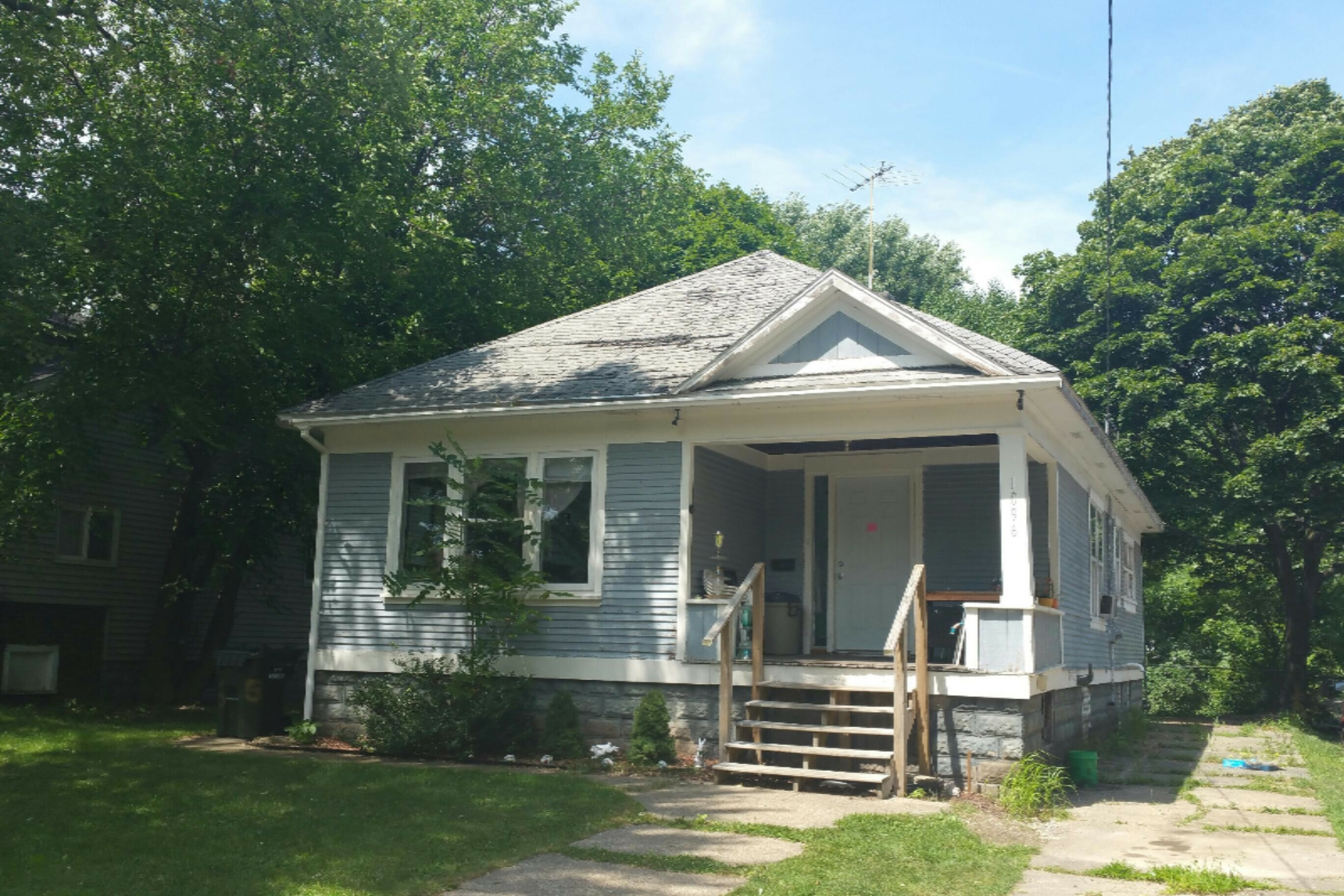 Property Photo:  1096 W Grand Avenue  MI 49441 