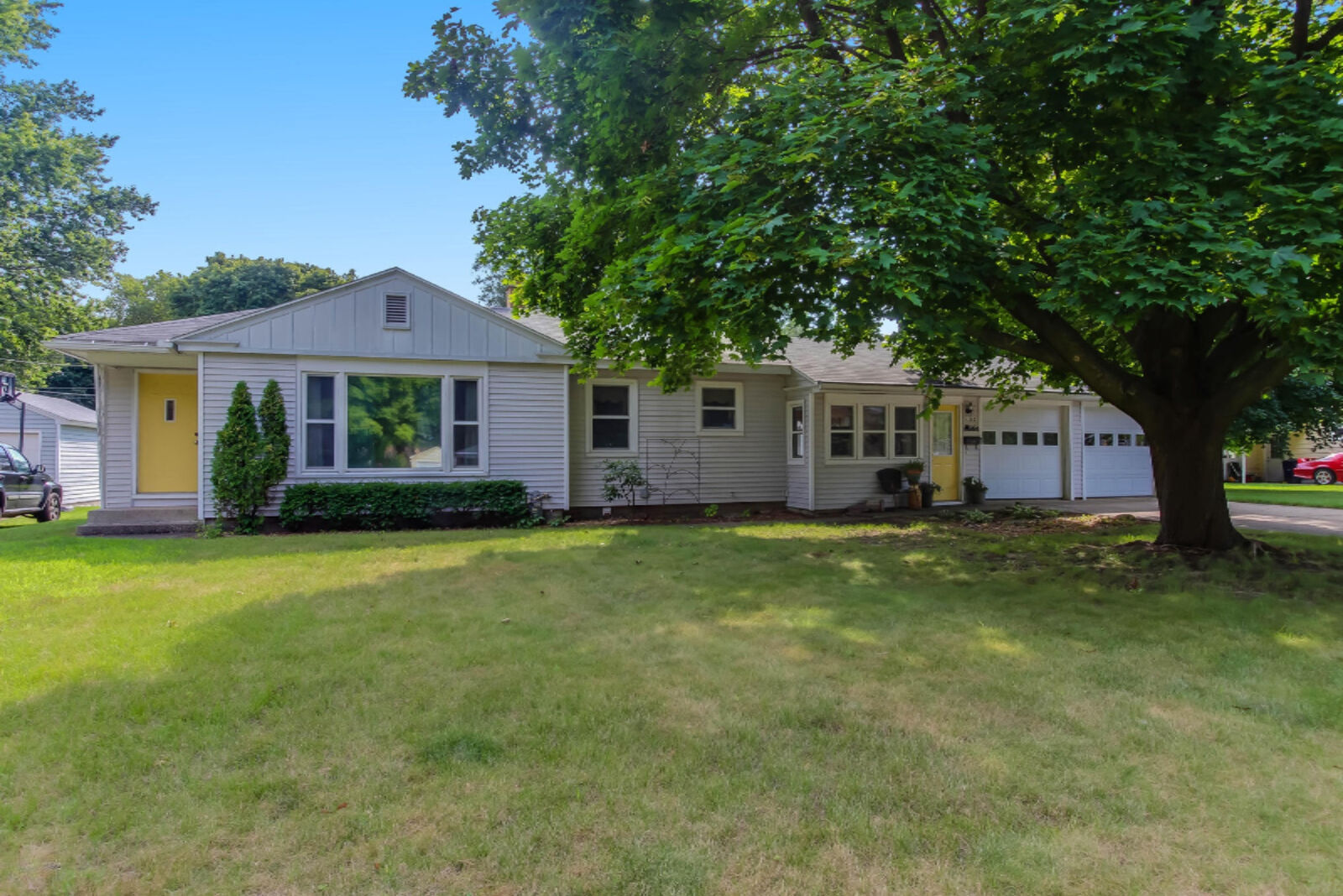 Property Photo: 127 Cambridge Avenue MI 49423