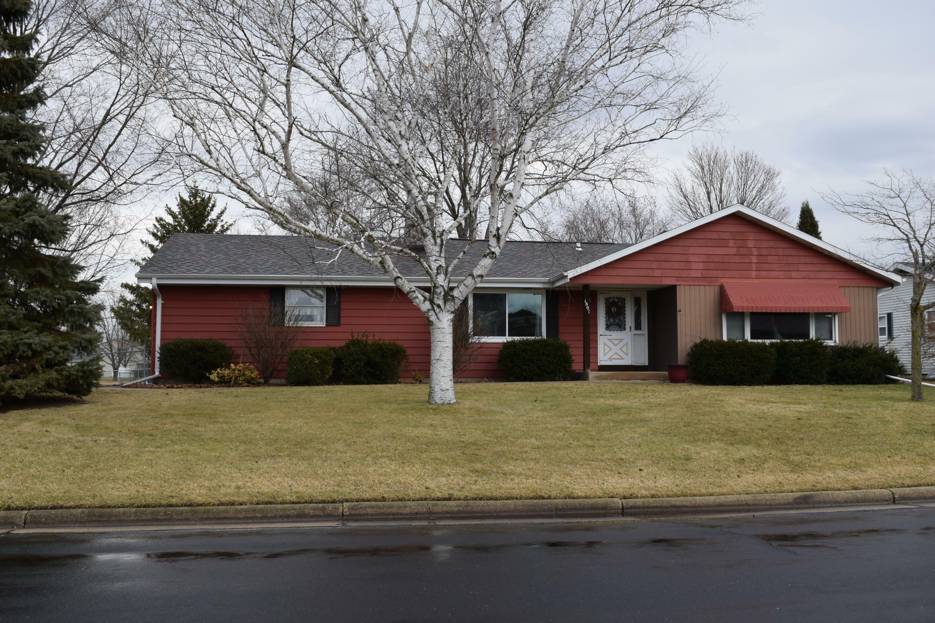 Property Photo:  1801 Milldrum St  WI 53182 