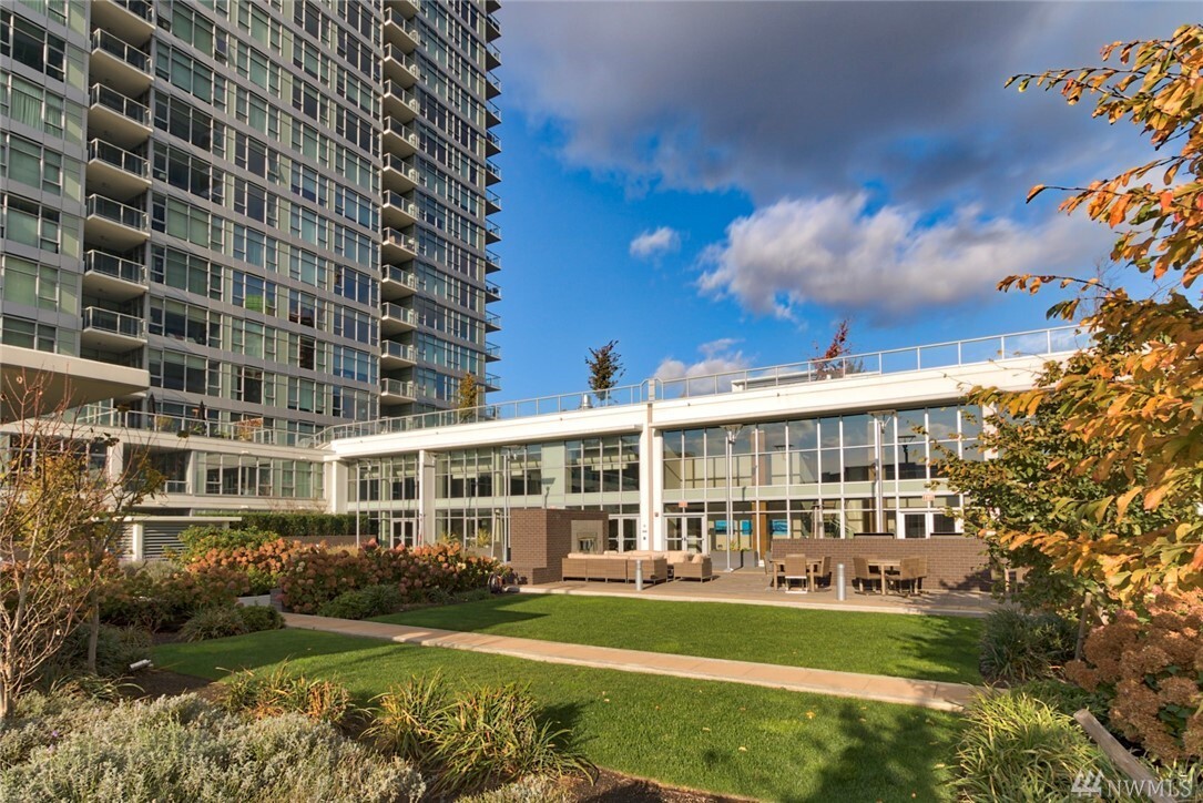 Property Photo: 583 Battery St 1302N WA 98121