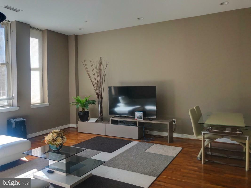 Property Photo: 1600 Arch Street 18 1910 PA 19103