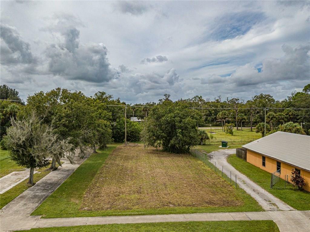 Property Photo:  118 N Broadway Street  FL 32948 