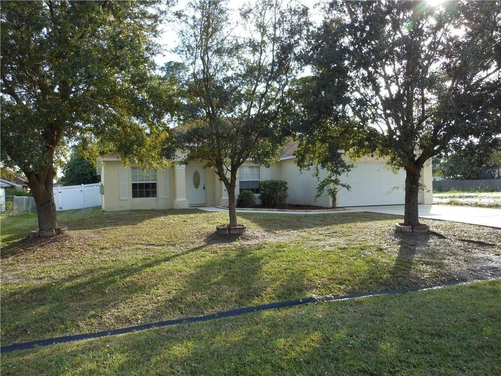 Property Photo:  568 SW Buswell Avenue  FL 34983 