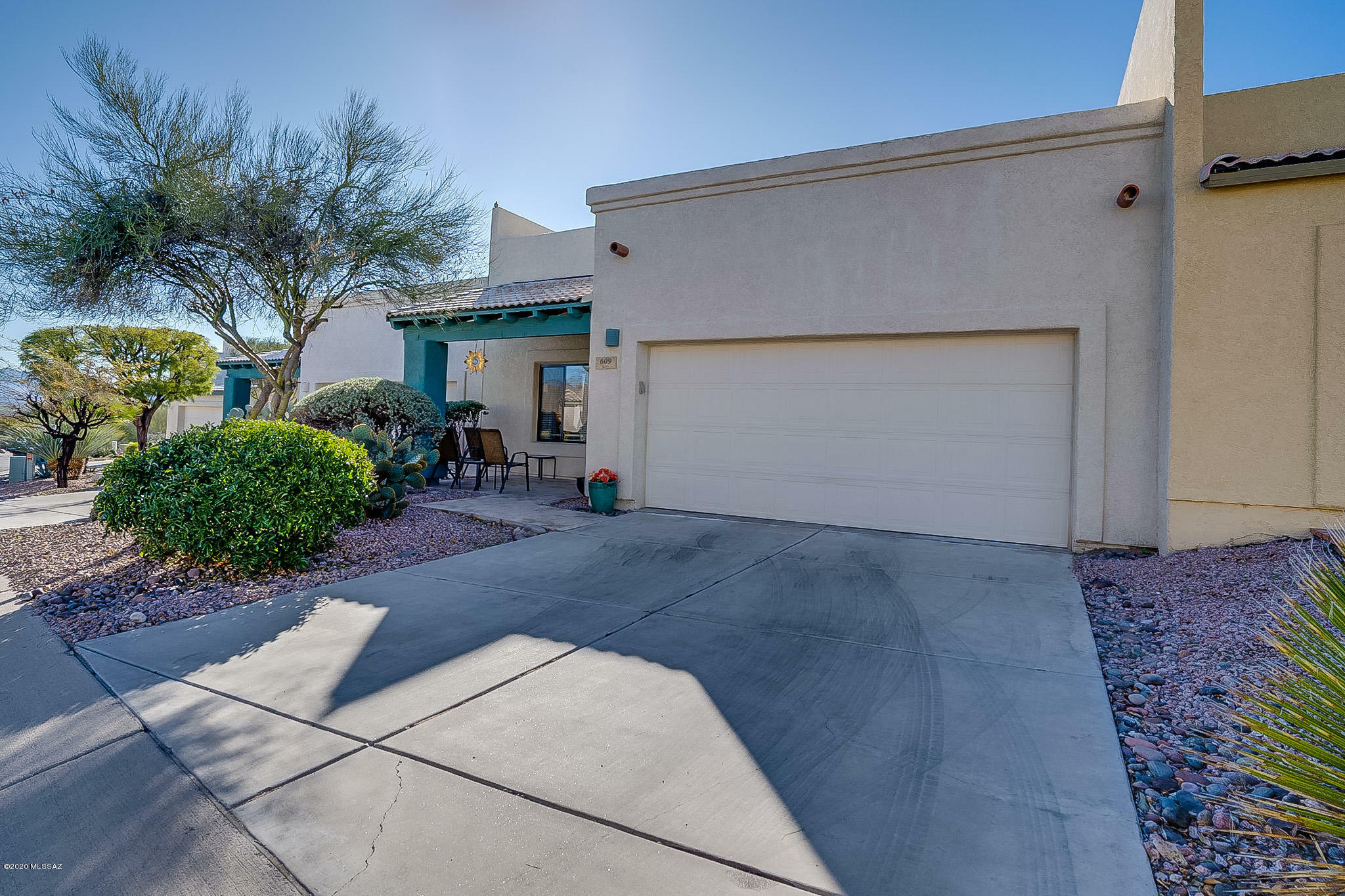 Property Photo:  609 W Camino Del Bondadoso  AZ 85614 