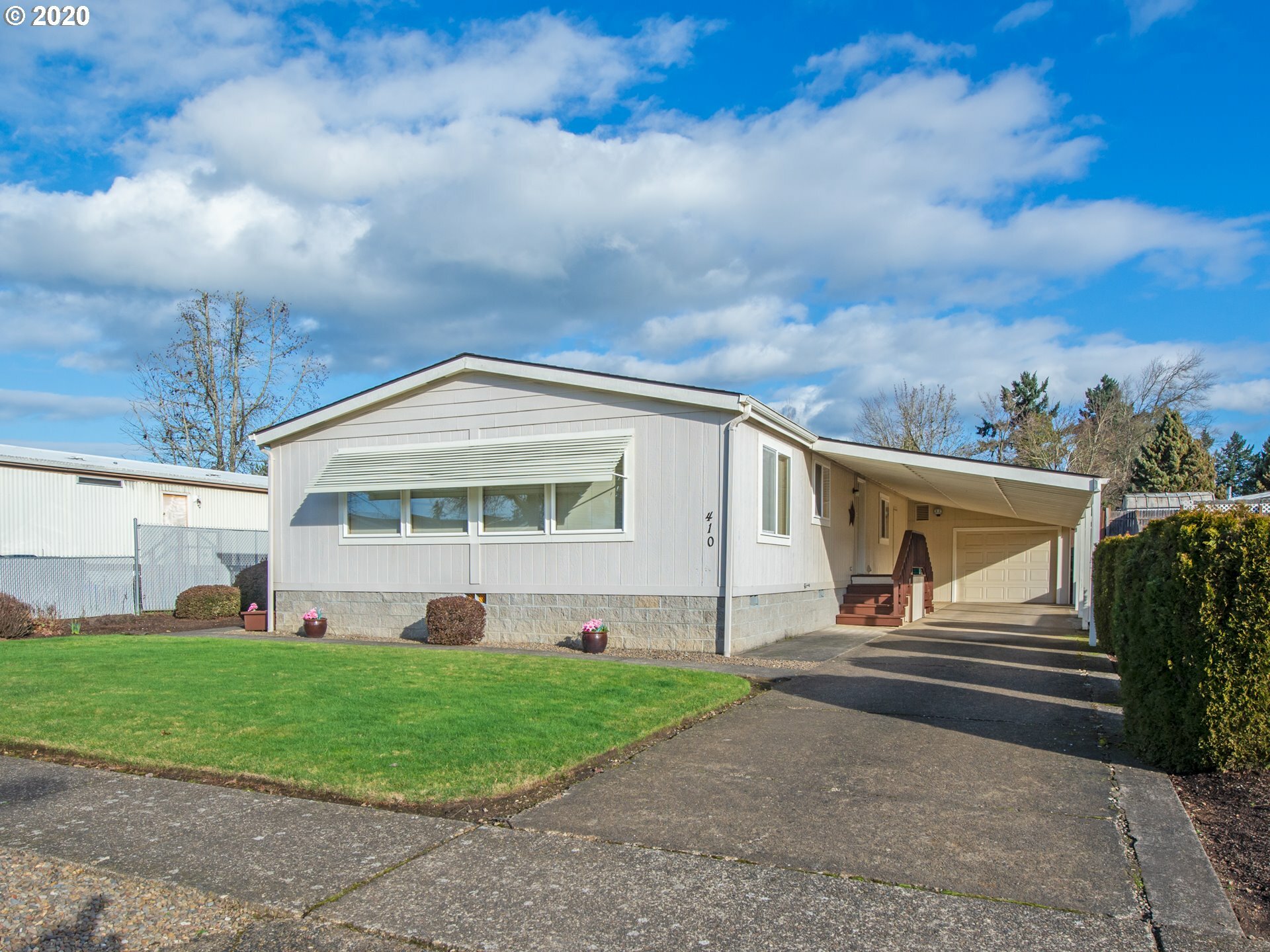 Property Photo: 410 Creswood Dr OR 97426