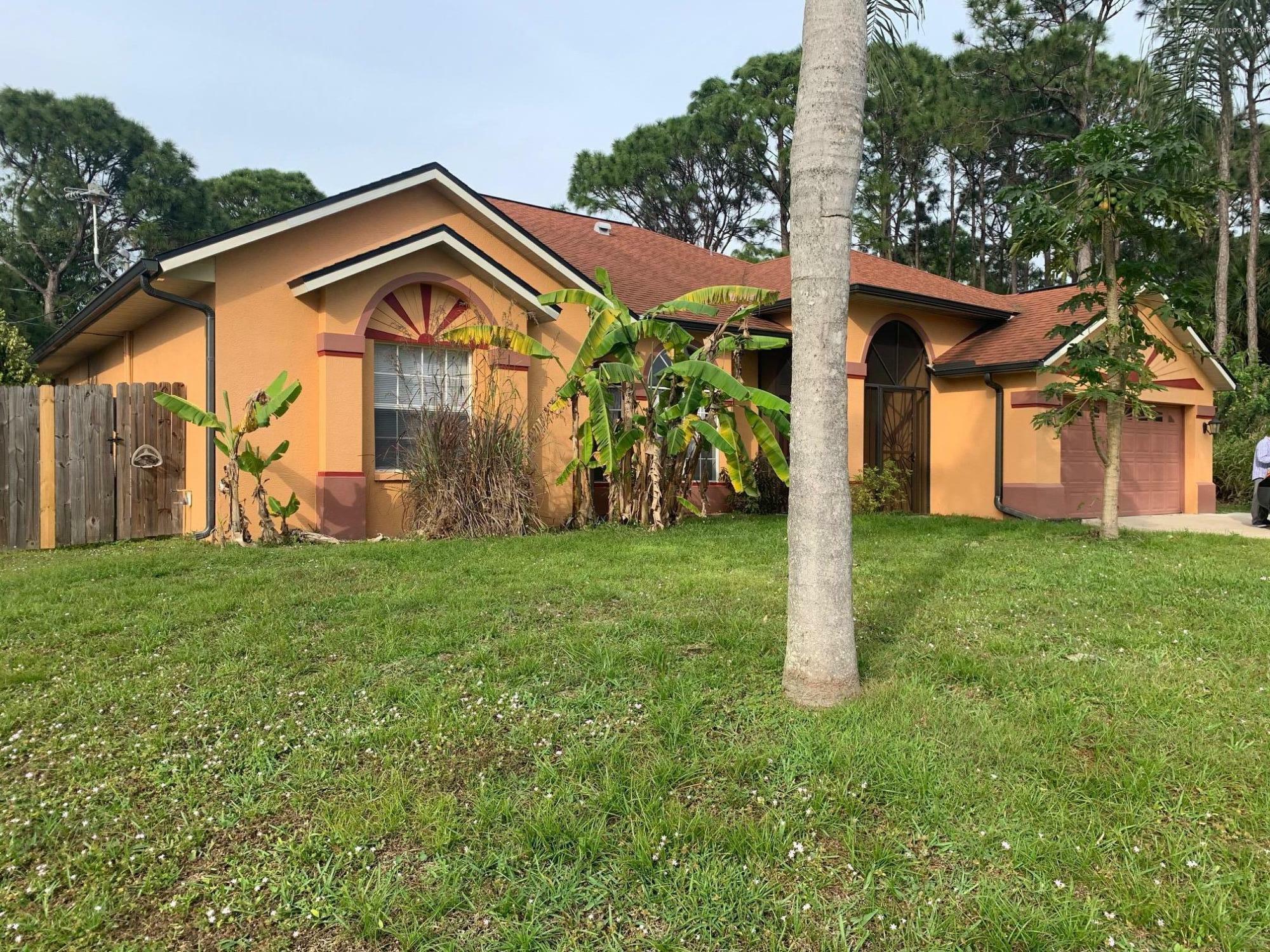 Property Photo: 1425 Ashboro Circle SE FL 32909