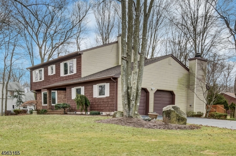 Property Photo:  8 Thatchwood Ct  NJ 08902 