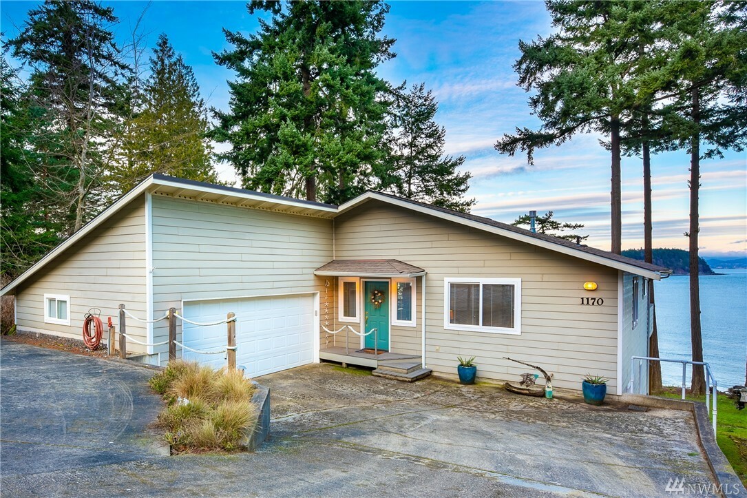 Property Photo: 1170 Beach Ave WA 98262