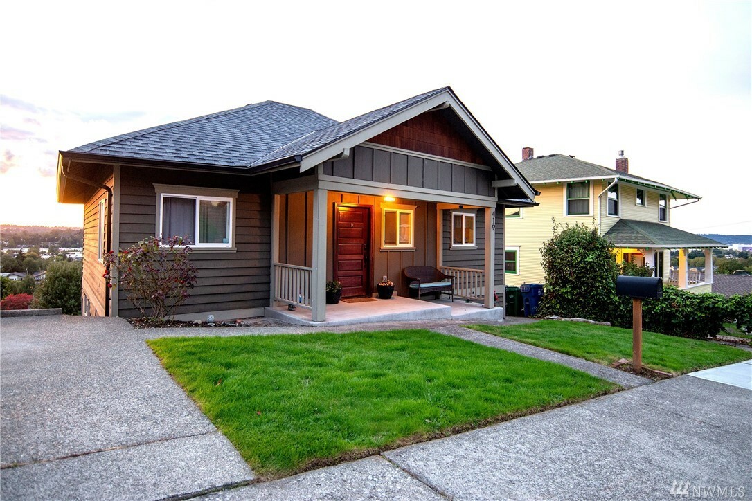 Property Photo:  419 Cedar Ave S  WA 98057 