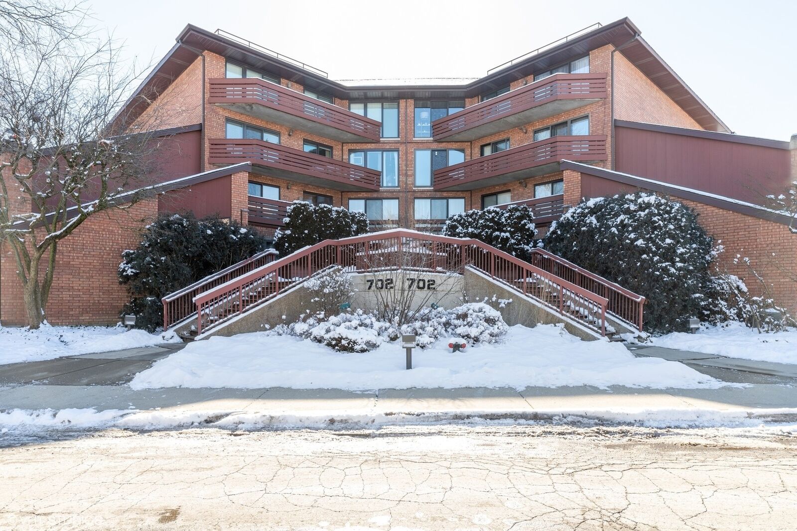 Property Photo: 702 Waukegan Road 404 IL 60025