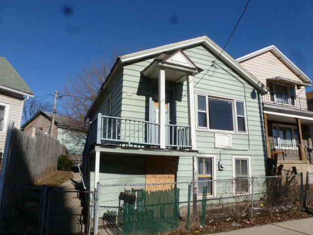 Property Photo: 946 W Windlake Ave WI 53204
