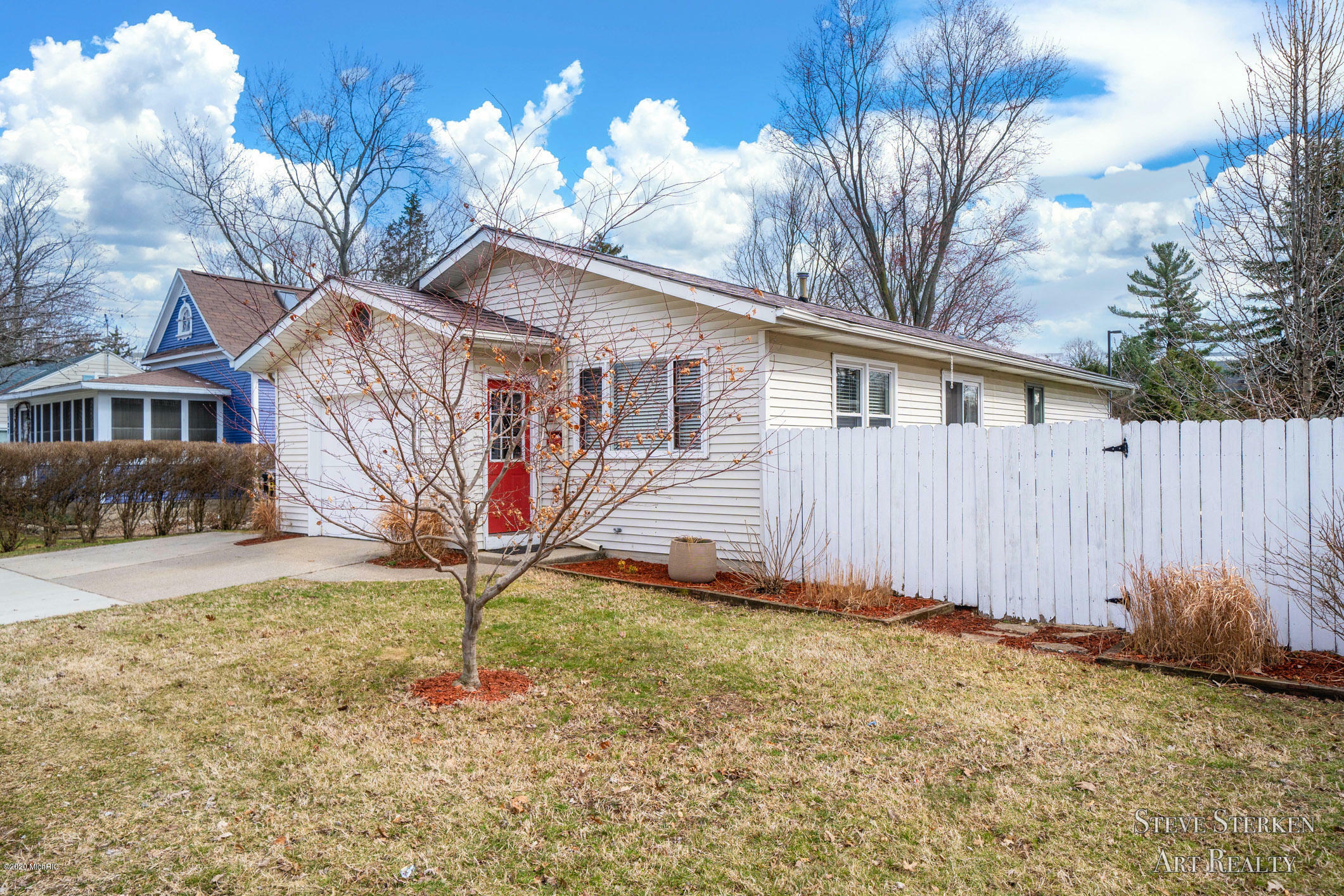 Property Photo:  131 S Elm Street  MI 49464 