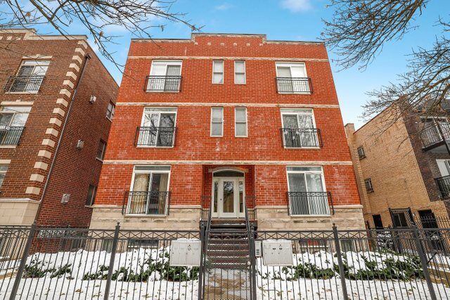 Property Photo: 7250 N Oakley Avenue 2S IL 60645