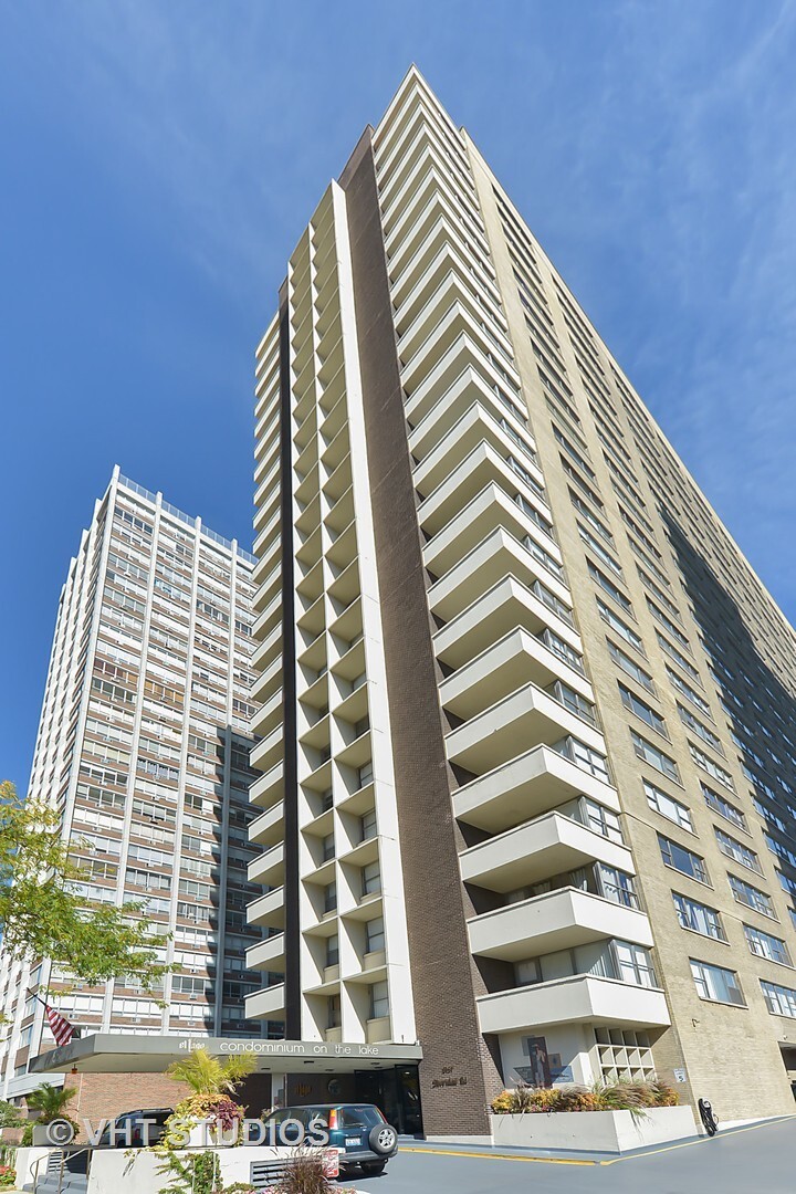 Property Photo: 6157 North Sheridan Road 7E IL 60660