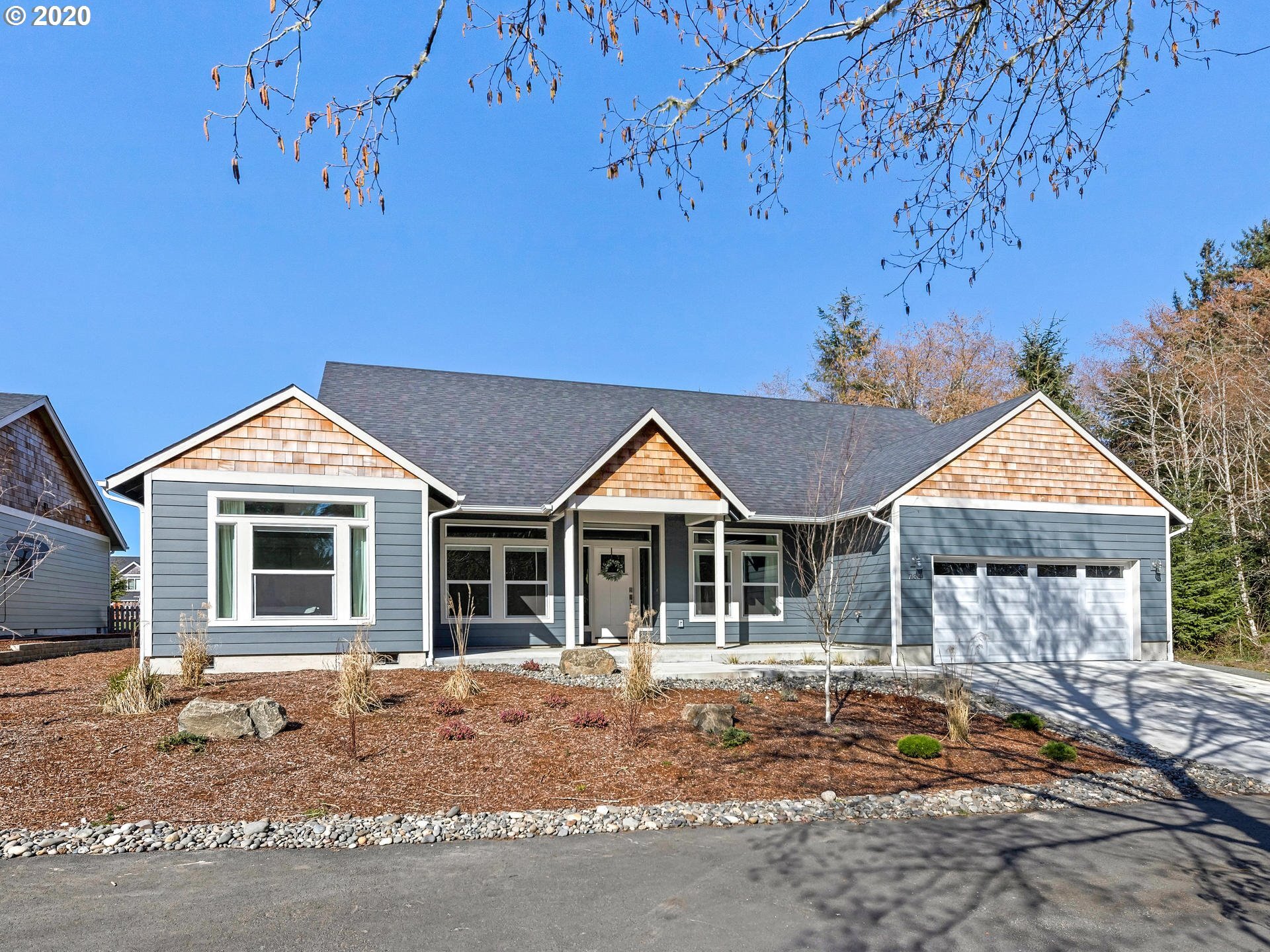 Property Photo:  734 10th St  OR 97138 