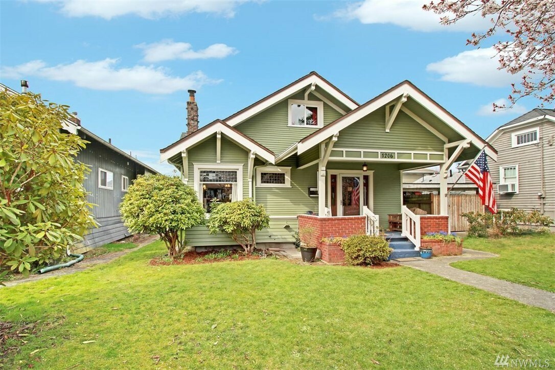 Property Photo:  1206 Hoyt Ave  WA 98201 