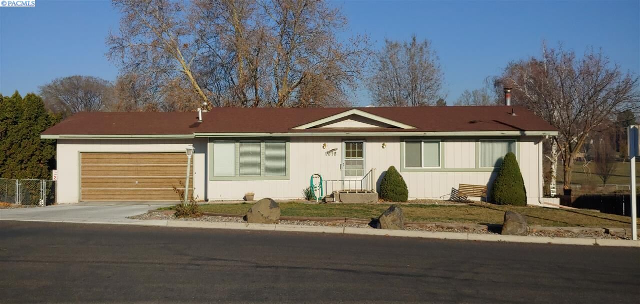 Property Photo: 1016 Carriage Square Dr WA 98930