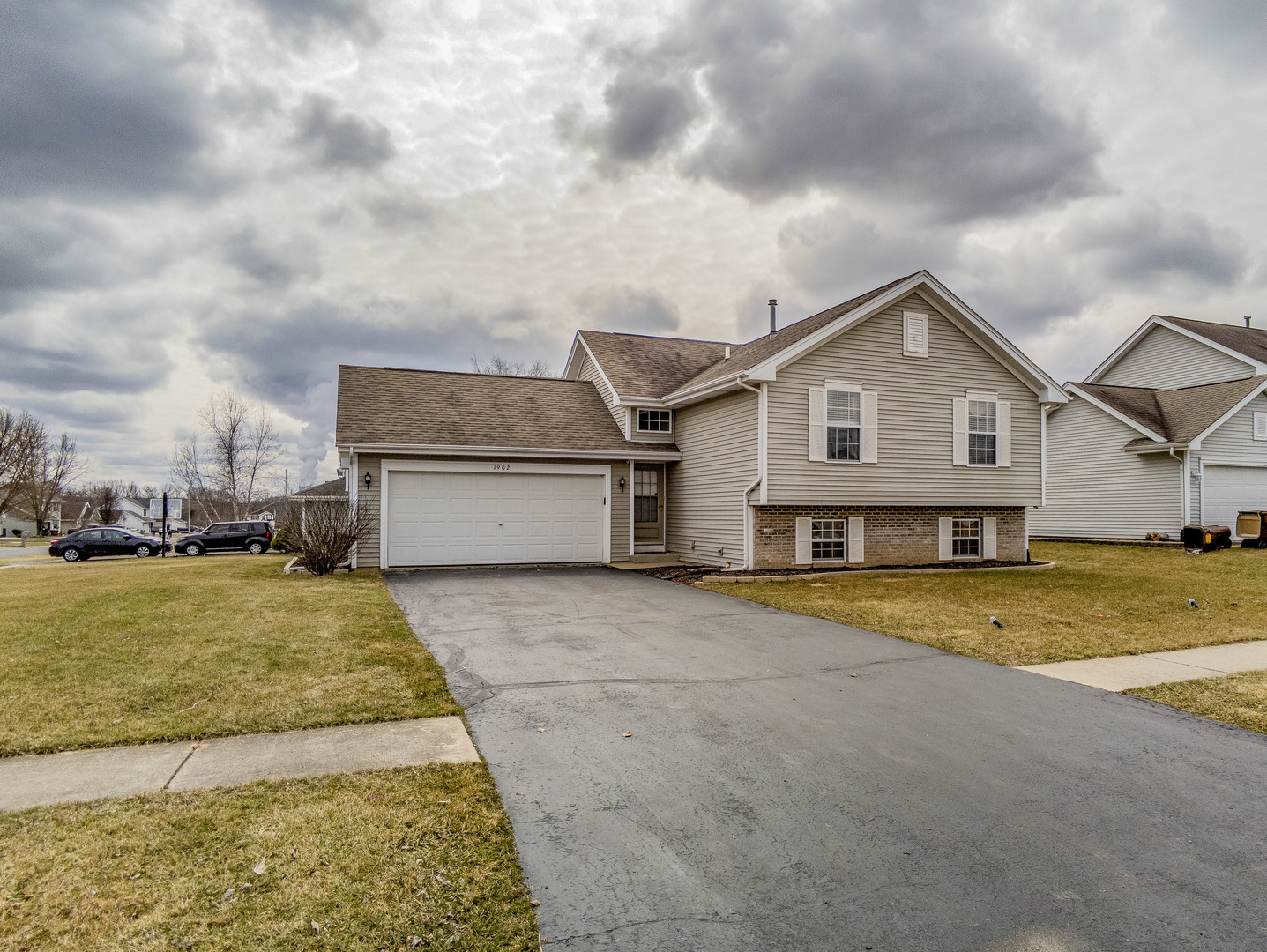 Property Photo:  1902 Silverthorn Drive  IL 61010 