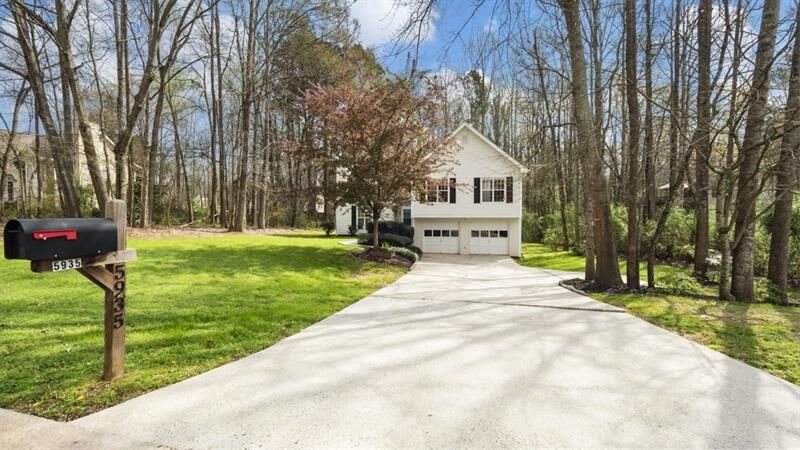 Property Photo: 5935 Rolling Oaks Drive GA 30040