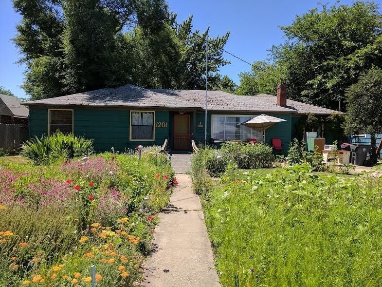 Property Photo: 1201 Mt Pitt Avenue OR 97501