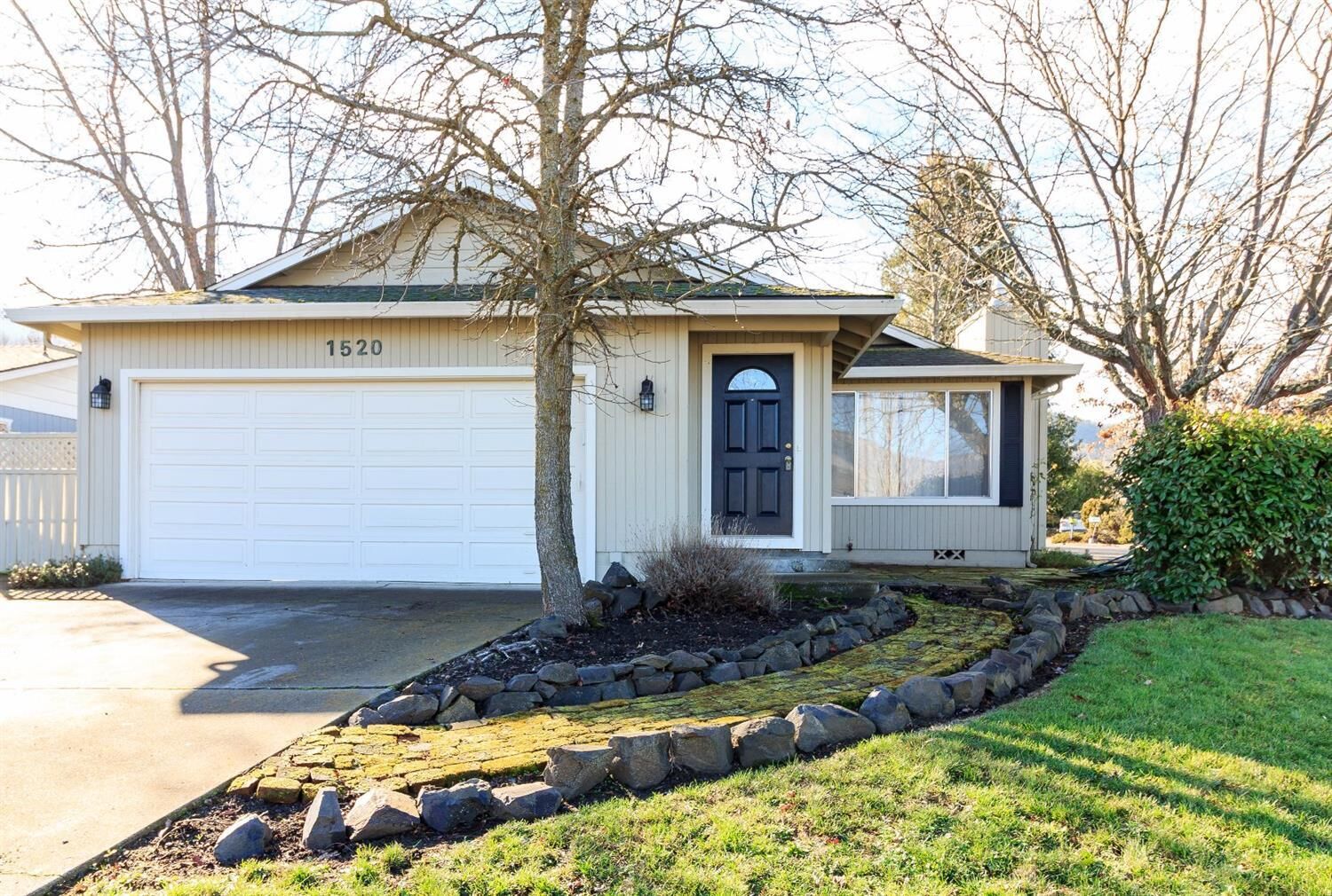 Property Photo: 1520 Lithia Way OR 97540