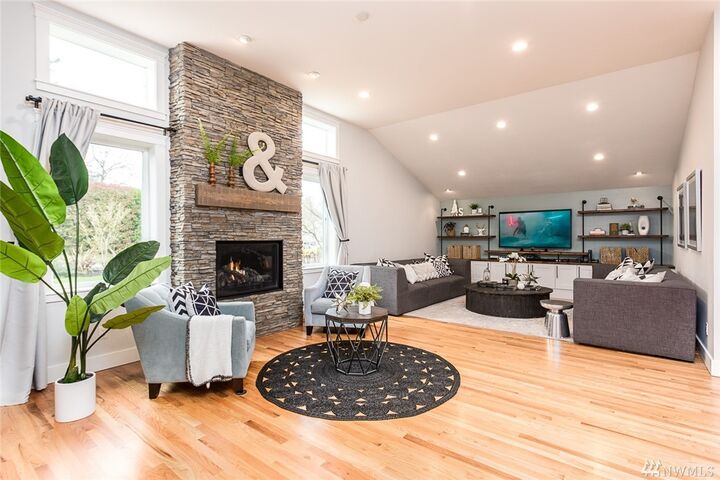 Property Photo: 910 10th Ave N WA 98020