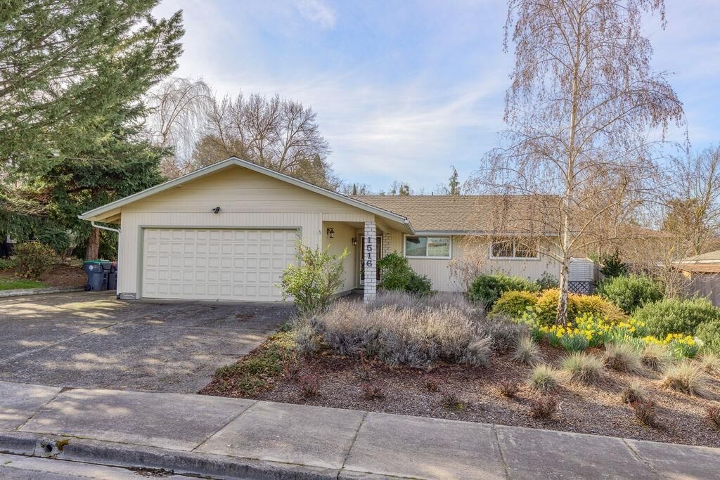 Property Photo: 1516 Ridge Way OR 97504