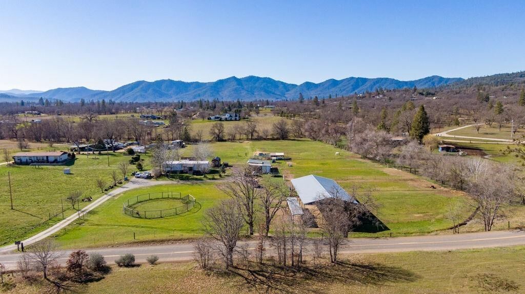 Property Photo: 14405 Table Rock Road OR 97502